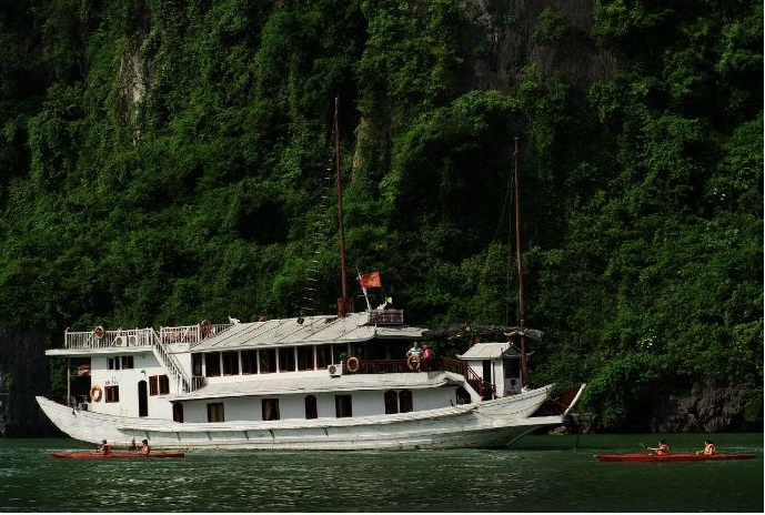 Huong Hai Junk Cruise to Bai Tu Long Bay